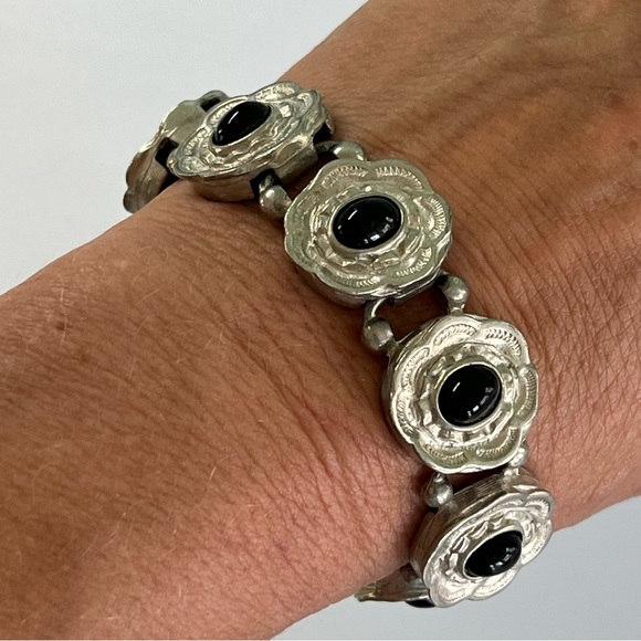 Vintage Jewelry - Vintage Silver Link Bracelet w Black Cabochon Scalloped Design